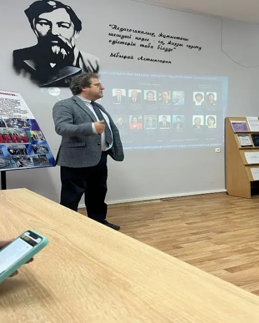Мәскеу мемлекеттік педагогикалық университетінің профессоры. (Ресей) И.Б. Шиян студенттерге арналған лекция кезінде